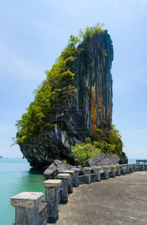 Téléchargez les photos : Sea rock split in half with concrete jetty, Koh Tarutao, Thaïlande - en image libre de droit