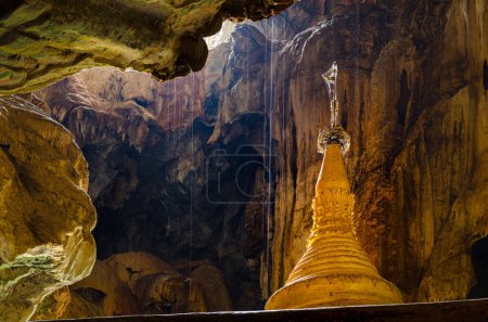 Foto de Buddhist temple stupa in Yateak Pyan Cave, Hpa-An, Myanmar - Imagen libre de derechos