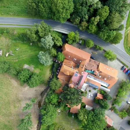 Téléchargez les photos : Photo aérienne d'un ancien moulin à eau - en image libre de droit