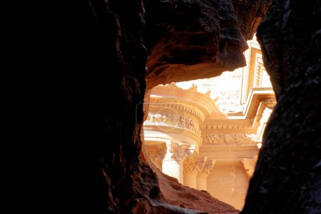 Téléchargez les photos : La maison au trésor de Petra d'un point de vue entre les rochers à Wadi Musa, Petra, Jordanie - en image libre de droit