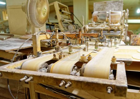 Foto de "Máquina antigua para la producción automática de pan plano árabe en la panadería más grande de Akaba, Jordania" - Imagen libre de derechos