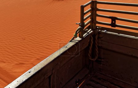 Foto de Vista desde la plataforma de un vehículo todoterreno hasta las marcas de ondulación en la arena del desierto de Wadi Rum, Jordania - Imagen libre de derechos