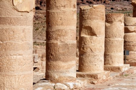 Foto de Primer plano de las columnas romanas en el sitio de excavación arqueológica de Petra, Jordania - Imagen libre de derechos
