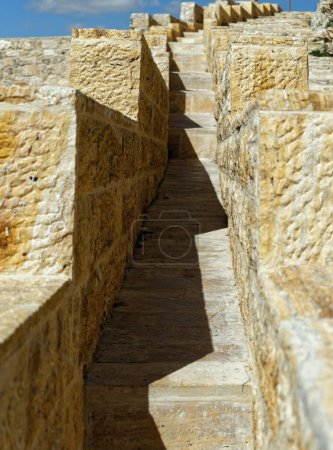 Foto de Escalera estrecha en la pared exterior de la gran fortaleza cruzada en Karak, Jordania - Imagen libre de derechos