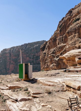 Foto de Instalaciones sanitarias móviles establecidas para los turistas en el camino al gran monumento Ad Deir en Petra, Wadi Musa, Jordania - Imagen libre de derechos