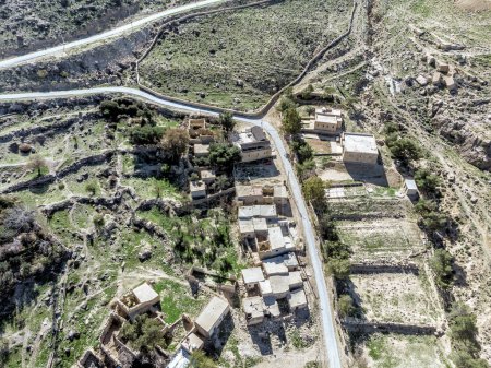 Foto de "Vista aérea del pueblo de Dana y sus alrededores en el borde de la Reserva de la Biosfera de Dana en Jordania" - Imagen libre de derechos