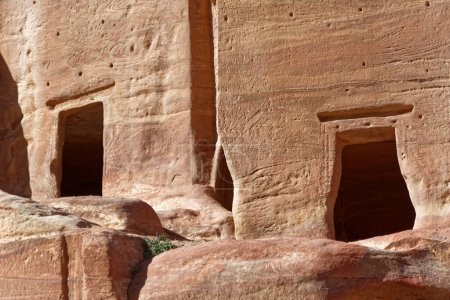 Foto de Primer plano de dos cámaras funerarias y tumbas vacías en Petra, Jordania - Imagen libre de derechos