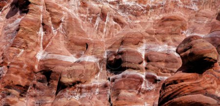 Foto de Arenisca laminada en Petra, Jordania, con fuertes colores rojo, amarillo, naranja y marrón - Imagen libre de derechos