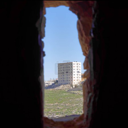 Téléchargez les photos : Gratte-ciel dans la banlieue de Karak en Jordanie, pris de la faille à la tour du château croisé - en image libre de droit