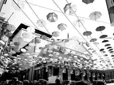 Téléchargez les photos : Mois de la fierté. Parapluies de couleur suspendus sur la rue - en image libre de droit