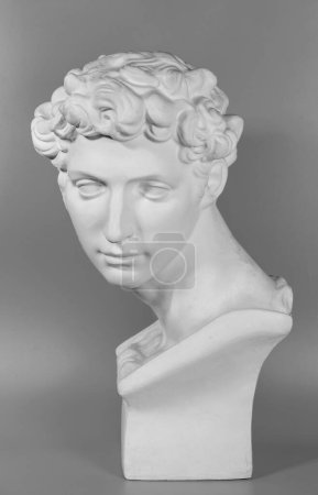 Foto de Escultura antigua de Atenas, escultura de David, fondo gris - Imagen libre de derechos
