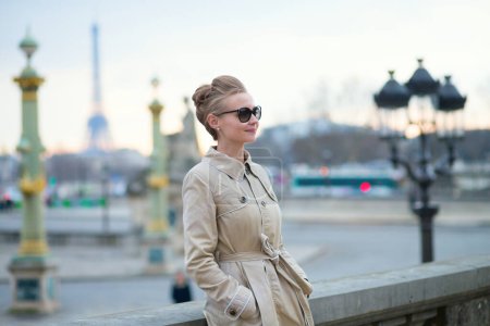Foto de Hermosa mujer parisina posando en la calle - Imagen libre de derechos