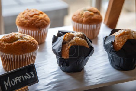 Foto de "Muffins calientes del desayuno en exhibición
" - Imagen libre de derechos