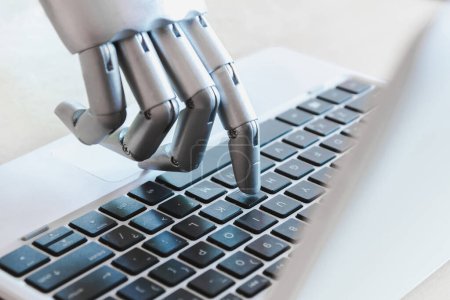 Téléchargez les photos : Robot mains et doigts pointent vers ordinateur portable bouton conseiller chatbot concept d'intelligence artificielle robotique - en image libre de droit