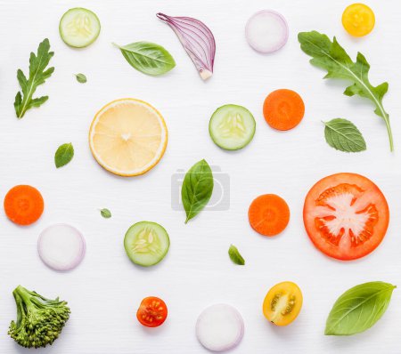 Téléchargez les photos : "Food pattern with raw ingredients of salad, lettuce leaves - en image libre de droit