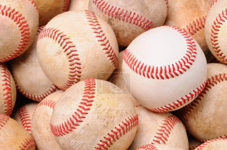 Téléchargez les photos : Pile de vieilles balles de baseball avec une nouvelle balle - en image libre de droit