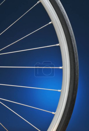 Téléchargez les photos : Roue de vélo sur fond bleu - en image libre de droit