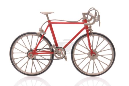 Téléchargez les photos : Vélo rouge isolé sur fond blanc - en image libre de droit