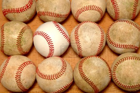 Téléchargez les photos : Balles de baseball neuves et d'occasion - en image libre de droit
