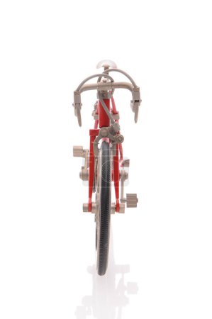 Foto de Cabeza sobre plano de Bicicleta Roja sobre fondo blanco - Imagen libre de derechos