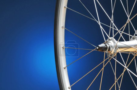 Foto de Rueda de bicicleta sobre fondo azul - Imagen libre de derechos