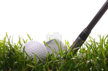 Foto de Pelota de golf con tee en hierba verde - Imagen libre de derechos