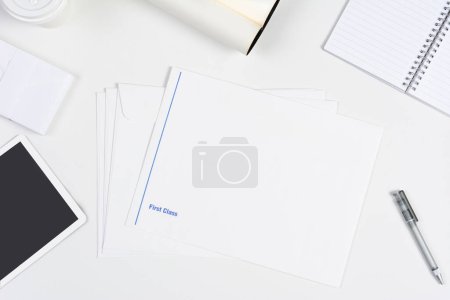 Foto de Bloc de notas en blanco con papel blanco sobre fondo blanco - Imagen libre de derechos