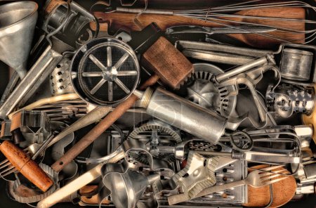 Téléchargez les photos : Vieux outils métalliques dans la cuisine - en image libre de droit