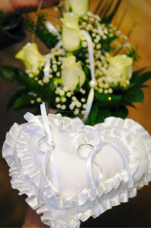 Foto de Anillos de boda en forma de corazón almohada - Imagen libre de derechos