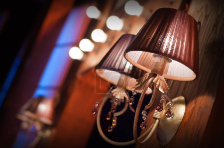Foto de Elegantes lámparas de pared en la habitación - Imagen libre de derechos