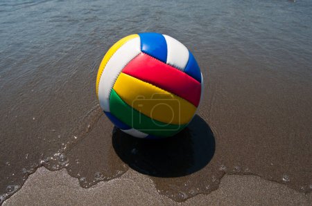 Téléchargez les photos : Ballon de football coloré sur la plage, vacances d'été - en image libre de droit