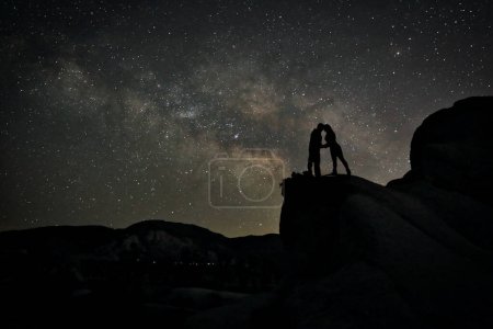 Foto de Amorosa pareja silueta bajo las estrellas en la noche - Imagen libre de derechos