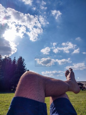 Téléchargez les photos : Homme relaxant en short pendant une journée ensoleillée - en image libre de droit