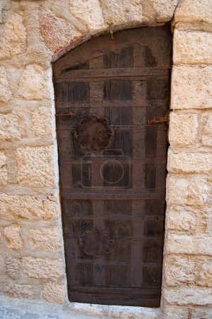 Téléchargez les photos : Vieille porte en bois de l'église - en image libre de droit
