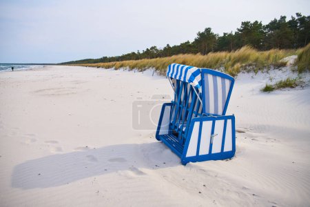 Téléchargez les photos : Wooden beach chairs, white sand beach, Rugen Island, Germany - en image libre de droit