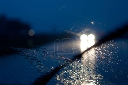 Vista de fondo del tráfico nocturno lluvioso