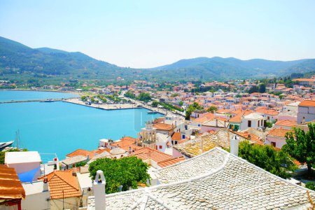 Téléchargez les photos : Églises de Skopelos vue de fond - en image libre de droit