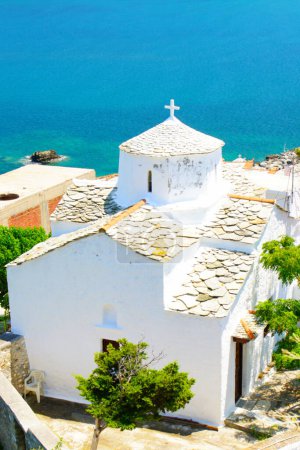 Téléchargez les photos : Églises de Skopelos vue de fond - en image libre de droit