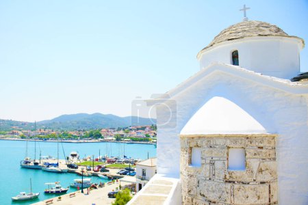 Foto de Iglesias de Skopelos vista de fondo - Imagen libre de derechos
