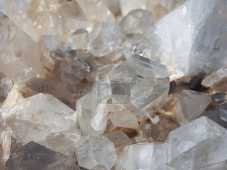 Foto de Cristales minerales de cuarzo vista de fondo - Imagen libre de derechos