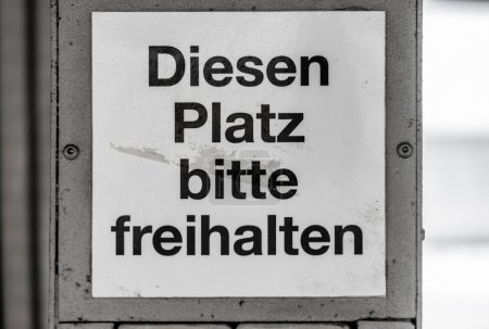 Téléchargez les photos : Panneau sale et laid à une gare avec l'inscription allemande - Gardez cet endroit clair - en image libre de droit