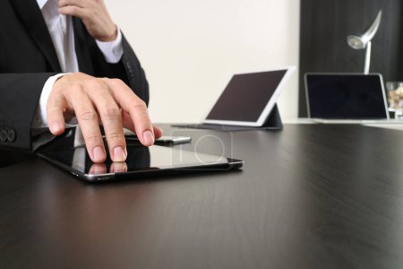 Téléchargez les photos : "homme d'affaires travaillant avec téléphone intelligent et tablette numérique et ordinateur portable
" - en image libre de droit