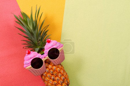 Téléchargez les photos : Concept d'été et de vacances Hipster Ananas Accessoires de mode - en image libre de droit