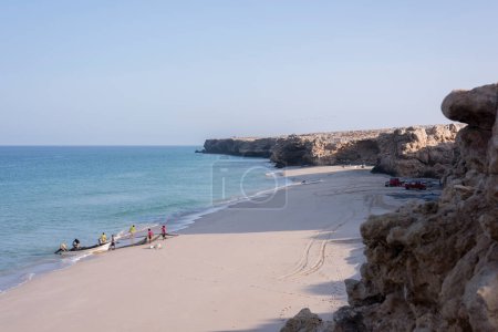 Téléchargez les photos : Pêcheurs sur la plage de Ras Al Jinz, Oman - en image libre de droit