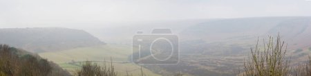 Téléchargez les photos : Vue sur un paysage rural brumeux - en image libre de droit