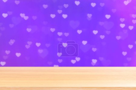 Téléchargez les photos : Planchers de table en bois vides sur bokeh lumières coeur doux fond violet, planche de table en bois vide avant bokeh forme de coeur coloré, planche en bois blanc sur bokeh coloré briller forme de coeur doux violet - en image libre de droit