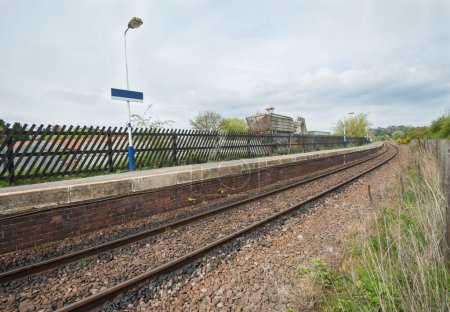 Téléchargez les photos : Vue en bas de la voie ferrée dans la campagne anglaise - en image libre de droit