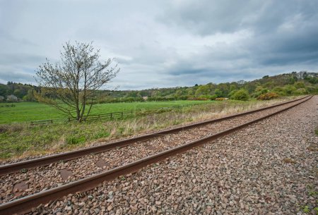Téléchargez les photos : View down railway track in english countryside - en image libre de droit