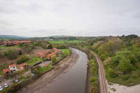 Téléchargez les photos : Vue sur campagne anglaise avec rivière - en image libre de droit