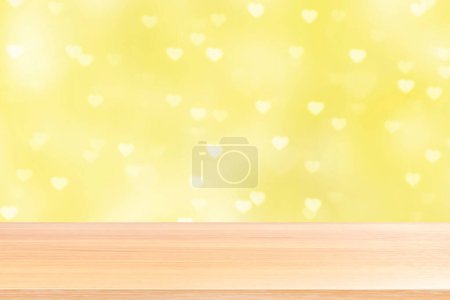 Téléchargez les photos : Planchers de table en bois vides sur bokeh lumières coeur doux fond jaune, planche de table en bois vide avant bokeh forme de coeur coloré, planche en bois blanc sur bokeh coloré briller forme de coeur doux jaune - en image libre de droit
